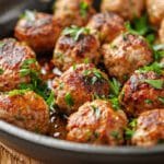 Bolinho de carne moída crocante e dourado saindo da Airfryer, pronto para ser servido.