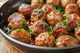 Bolinho de carne moída crocante e dourado saindo da Airfryer, pronto para ser servido.