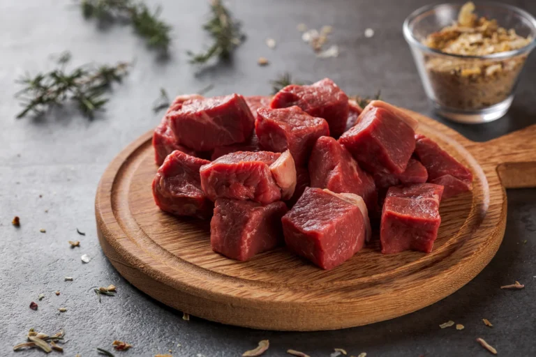 Tigela com carne em cubos já temperada e pronta para cozinhar.