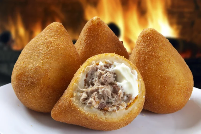 Massa de coxinha de mandioca sendo preparada para rechear.