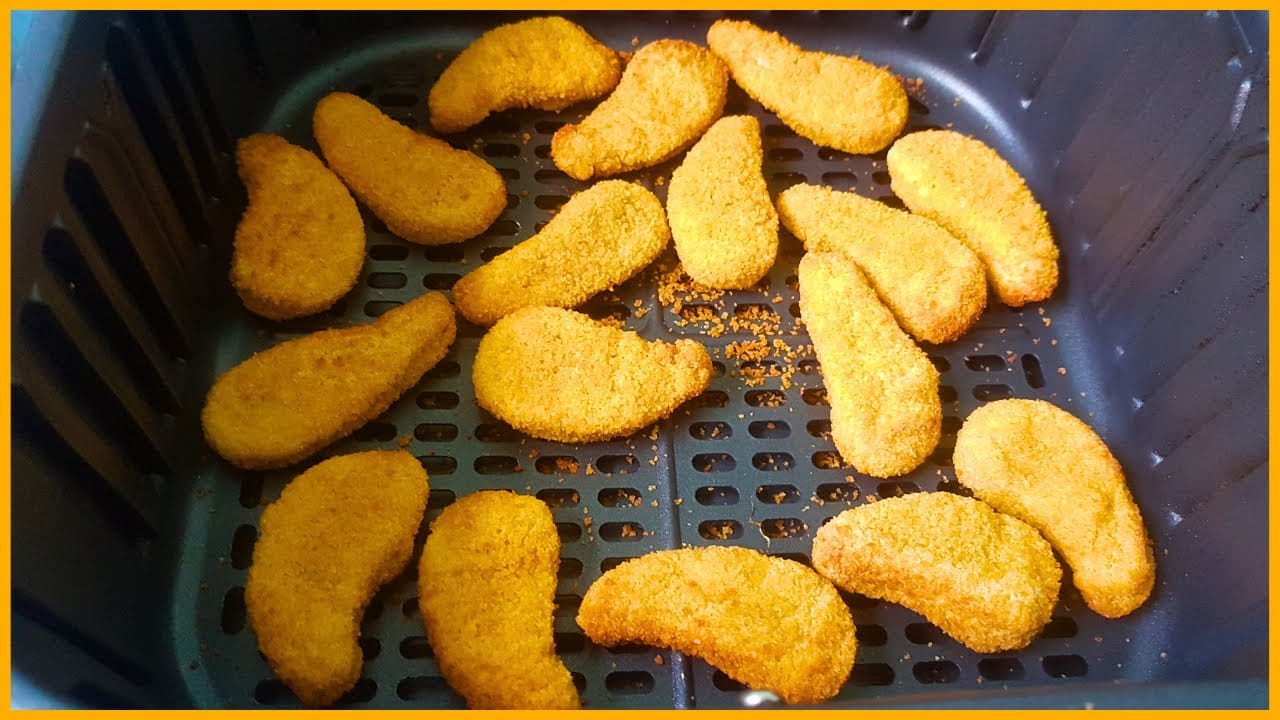 Diversos molhos deliciosos, como ketchup, maionese e molho barbecue, acompanhando nuggets crocantes, prontos para saborear.