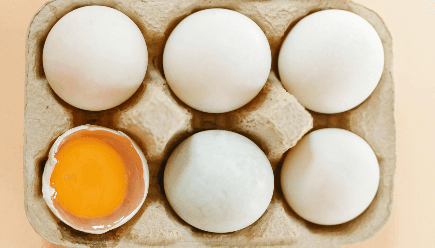 Forminhas de gelo com ovos crus congelados, separados em claras e gemas.