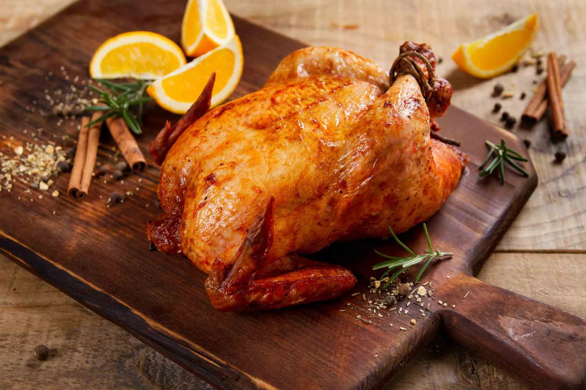 Frango de padaria assado, dourado e suculento, com pele crocante e tempero aromático.