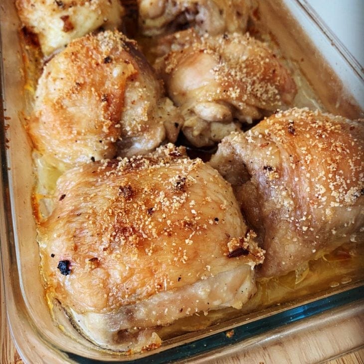 Coxas e sobrecoxas de frango assadas no forno elétrico, douradas e suculentas.