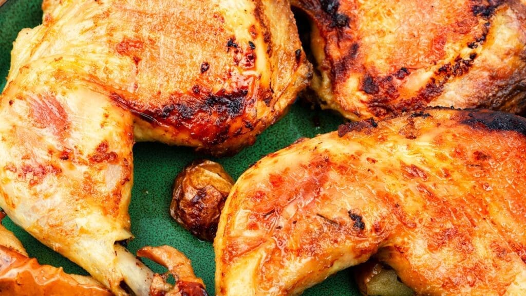 ssadeira com coxas e sobrecoxas de frango assadas no forno elétrico.