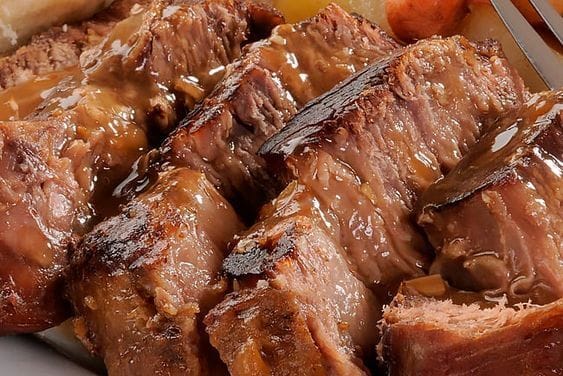 Ingredientes para preparar o lombo ao molho madeira: lombo suíno, alho, vinho tinto, caldo de carne e champignons.