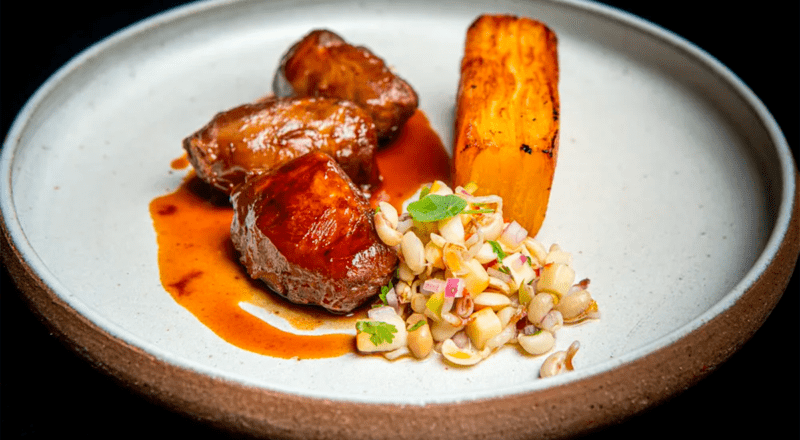 ochecha de porco assada com molho saboroso e macio. Essa configuração ajudará a otimizar o seu post para SEO e torná-lo mais acessível a quem procura receitas de carne suína!