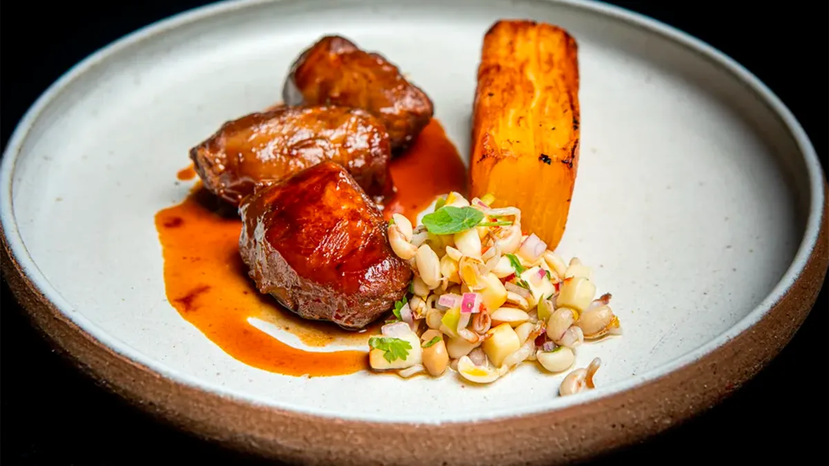 ochecha de porco assada com molho saboroso e macio. Essa configuração ajudará a otimizar o seu post para SEO e torná-lo mais acessível a quem procura receitas de carne suína!