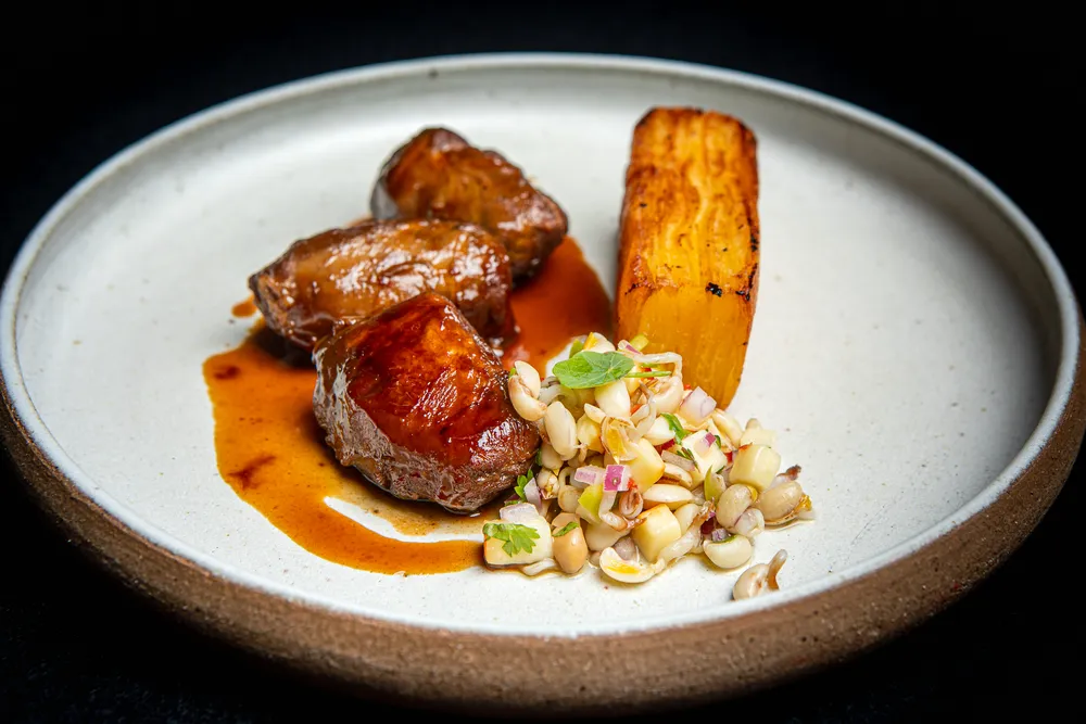 ochecha de porco assada com molho saboroso e macio.

Essa configuração ajudará a otimizar o seu post para SEO e torná-lo mais acessível a quem procura receitas de carne suína!