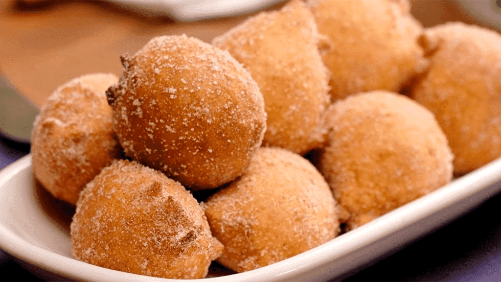 Bolinhos de chuva fritos, polvilhados com açúcar e canela