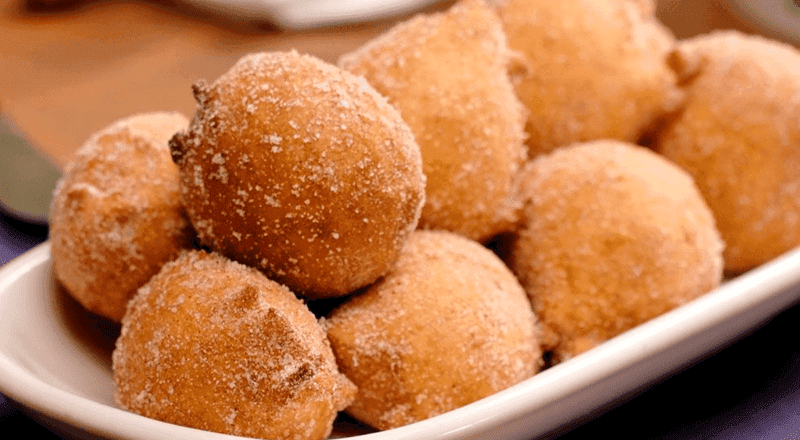 Bolinhos de chuva fritos, polvilhados com açúcar e canela