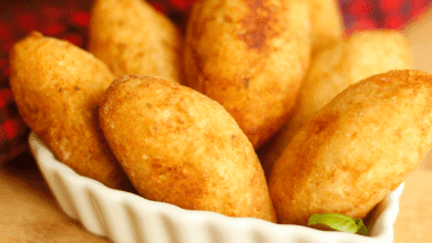 Cesta de bolinho de mandioca caseiro fritos, dourados e crocantes, prontos para serem degustados.