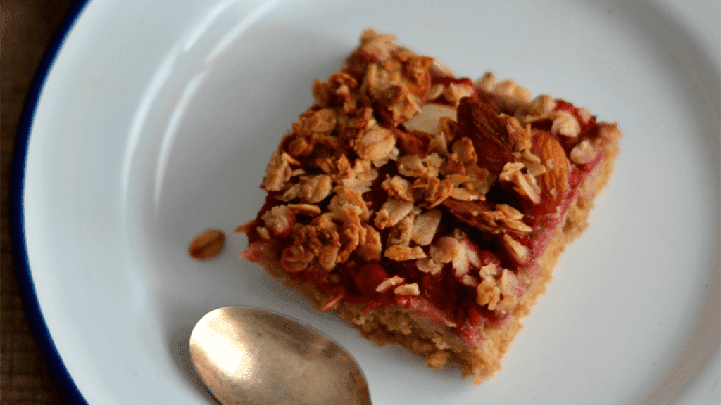 Bolo crumble de morango caseiro com farofa crocante e morangos frescos.