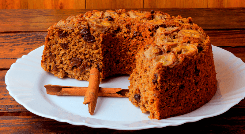 Bolo de Banana com Castanha e Canela fatiado