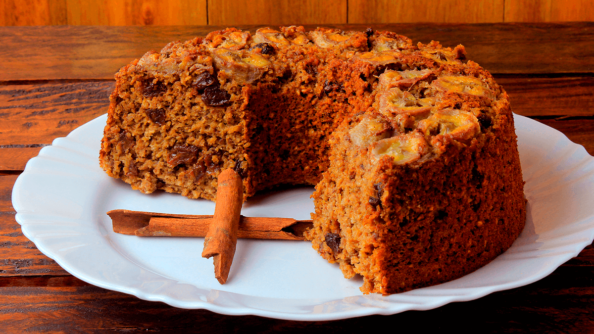 Bolo de Banana com Castanha e Canela fatiado