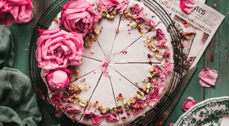 Bolo persa do amor decorado com pistache e pétalas de rosa