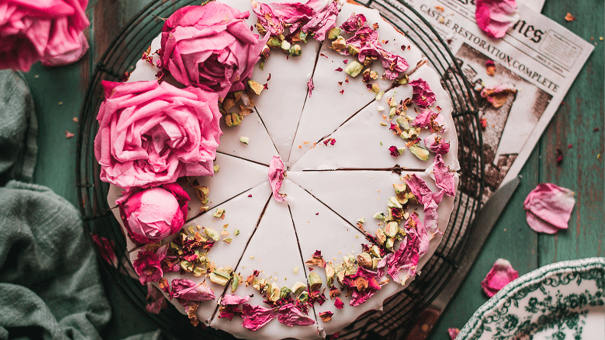 Bolo persa do amor decorado com pistache e pétalas de rosa