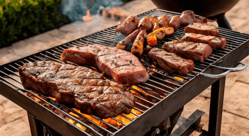 Uma churrasqueira com diversos cortes de carne de segunda, como fraldinha, maminha e acém, grelhando na brasa, representando um churrasco econômico e saboroso.