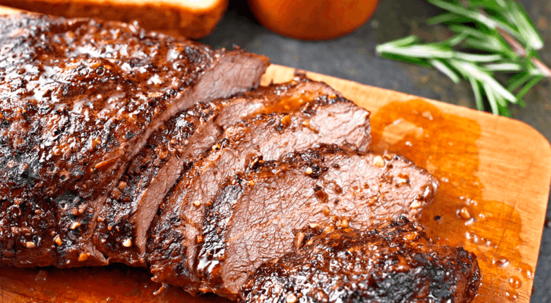 Um belo pedaço de cupim assado, dourado e suculento, fatiado e pronto para ser servido, representando o resultado final das técnicas de preparo e tempero ensinadas no artigo.