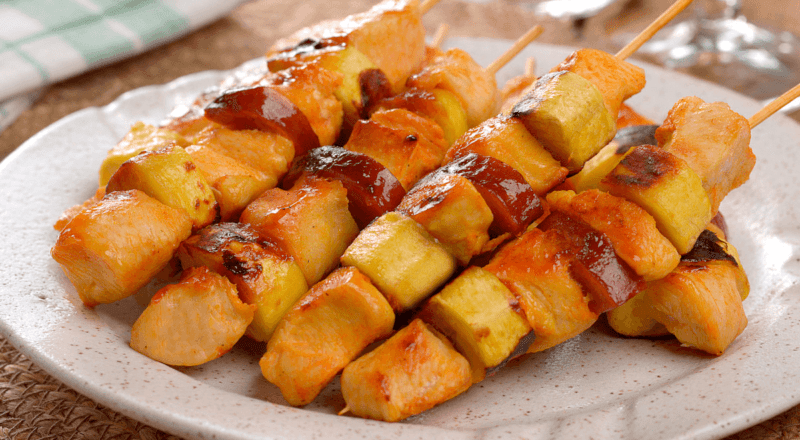 Espetinhos de frango com queijo assando na churrasqueira