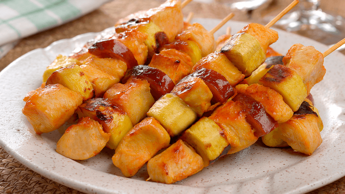 Espetinhos de frango com queijo assando na churrasqueira