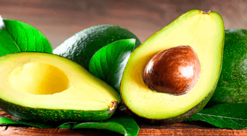 Metade de um Abacate com Caroço