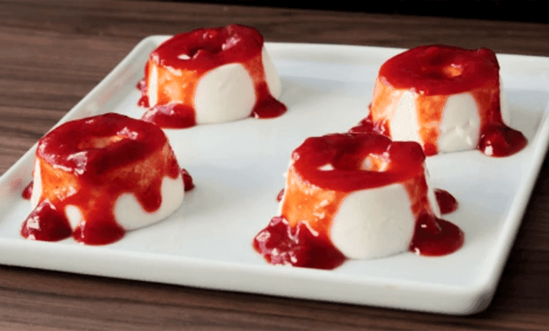 Delicioso flan Romeu e Julieta caseiro com calda de goiabada e decoração de queijo minas.