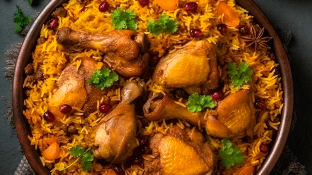 Prato de frango com arroz de forno finalizado, mostrando o frango dourado e arroz com legumes.