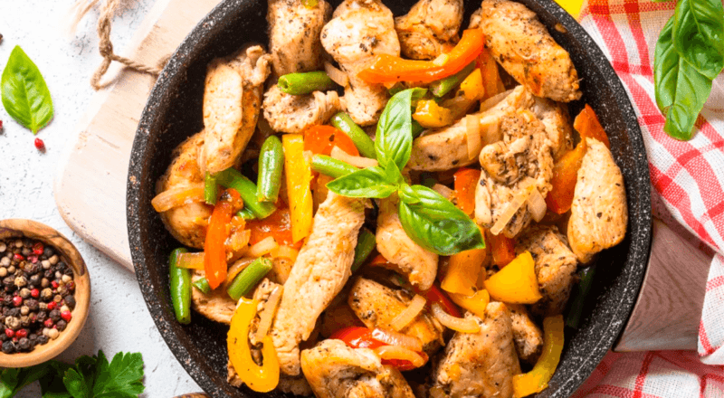 Frango dourado e legumes coloridos preparados na airfryer