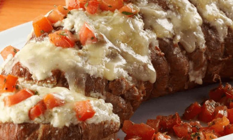 Lagarto recheado com queijo suculento, pronto para servir.