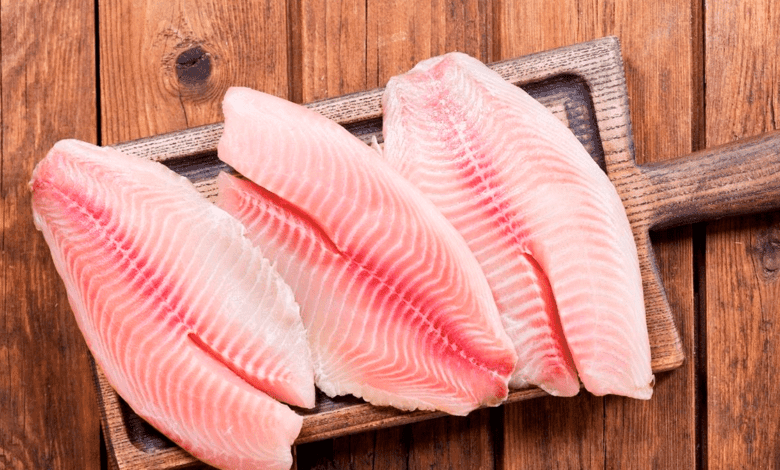 Comparativo lado a lado de filés frescos de Merluza ou tilápia, mostrando suas diferenças e similaridades.