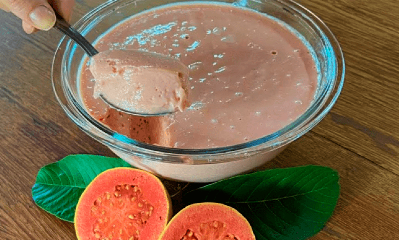 Taças de mousse de goiaba cremosa decoradas com pedaços de goiaba fresca e hortelã.