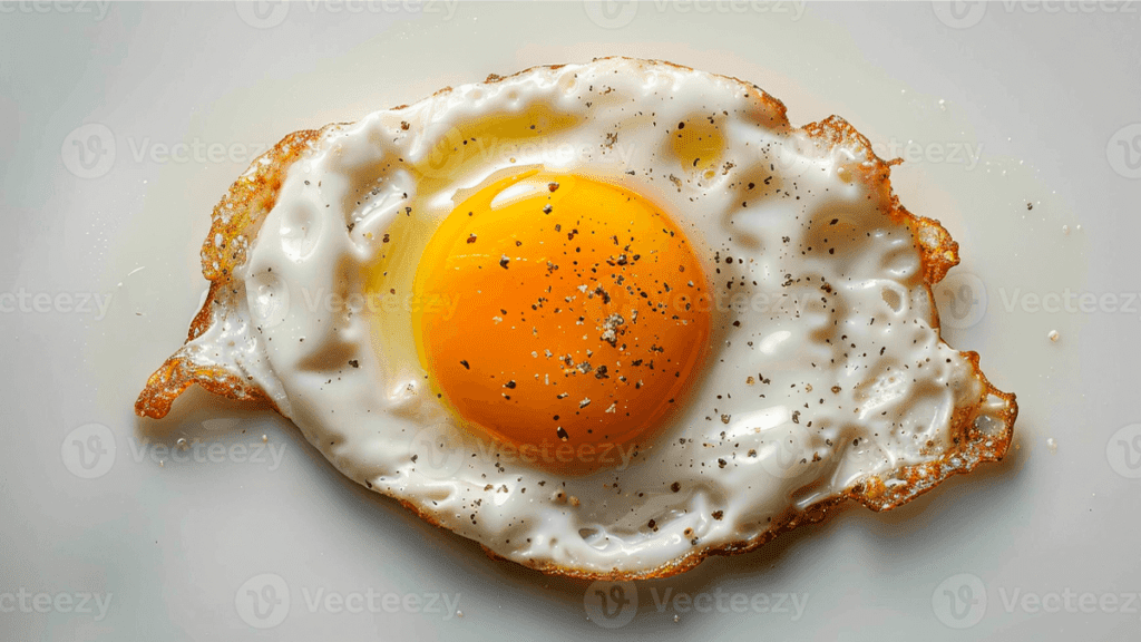 Ovos mexidos temperados com salsinha e páprica, servidos com torradas.