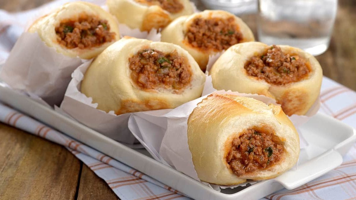 Receita de **pão com carne moída para 20 pessoas**! Dicas para fazer, montar o lanche, sugestões de acompanhamentos e como fazer render mais.