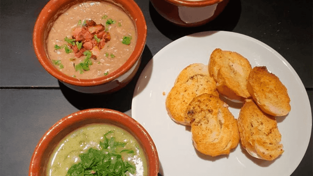 Tigela de caldo quente com torradas e queijo ralado