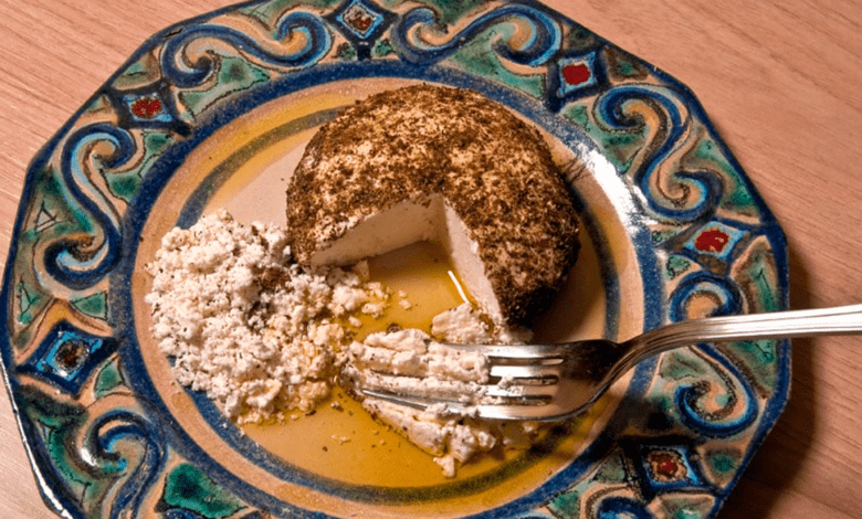 Bolinhas de queijo chancliche caseiro cobertas com zaatar, prontas para servir.