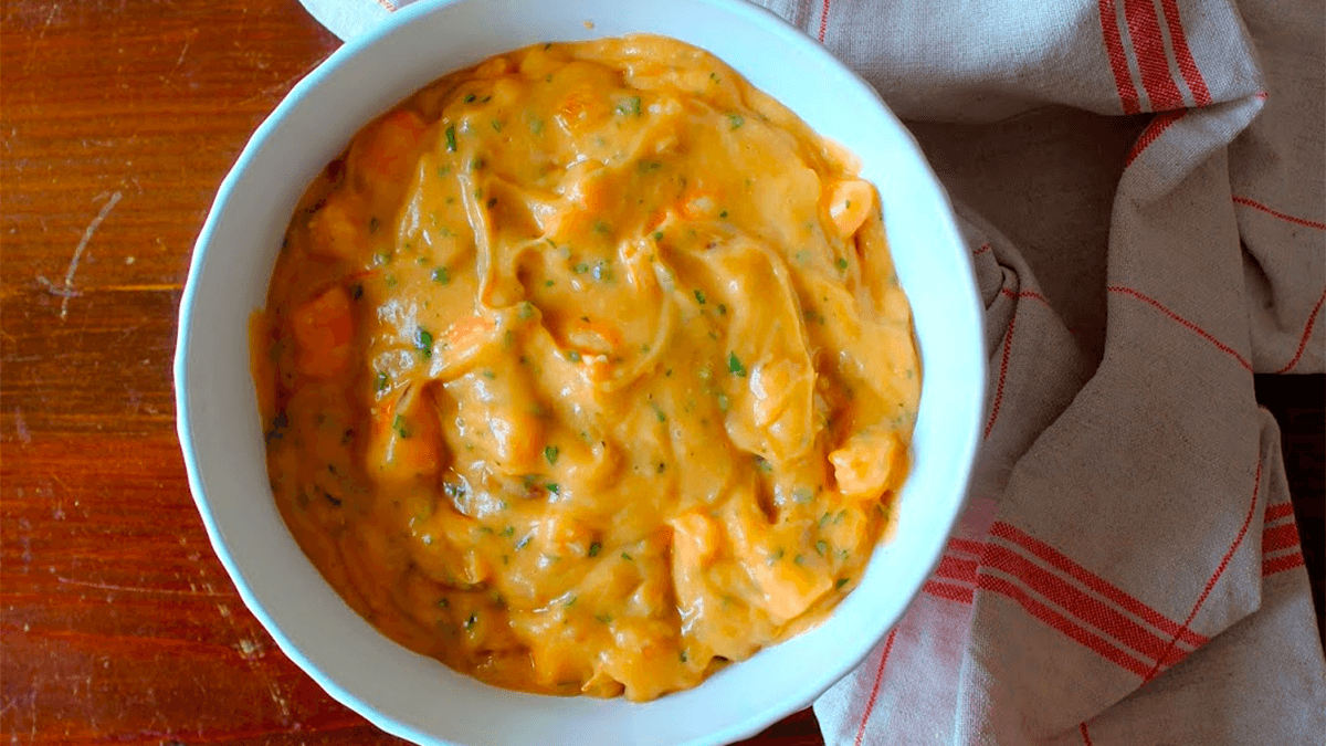 Recheio cremoso de camarão apetitoso e pronto para usar em diversos pratos.