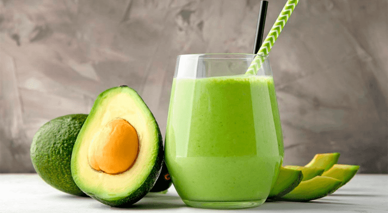 Vitamina de Abacate cremosa em um copo