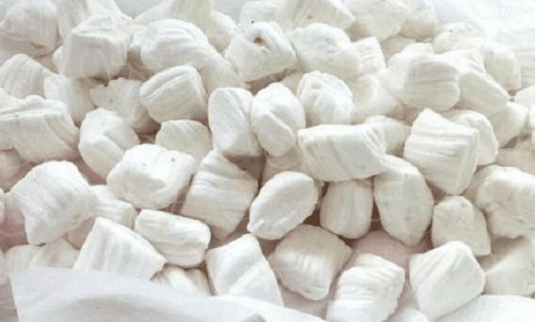 Bala de coco que derrete na boca caseira, pronta para servir.