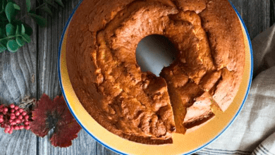 Um delicioso bolo de caramelo amanteigado recém-assado, com uma fatia sendo retirada, acompanhado de uma xícara fumegante de café.