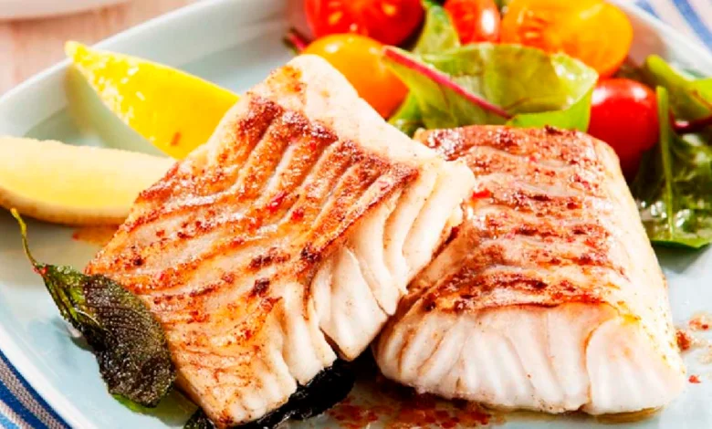 Filés de merluza frescos prontos para como temperar filé de merluza antes do preparo.