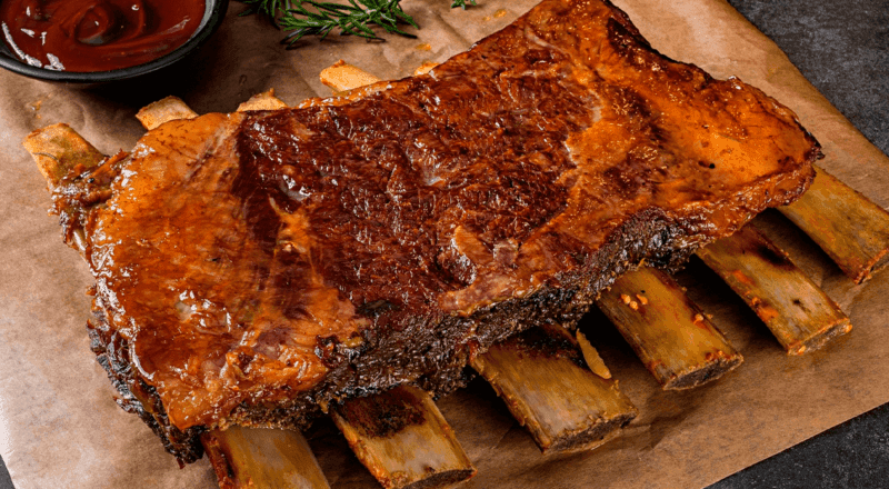 Pedaços de costela assada em uma travessa