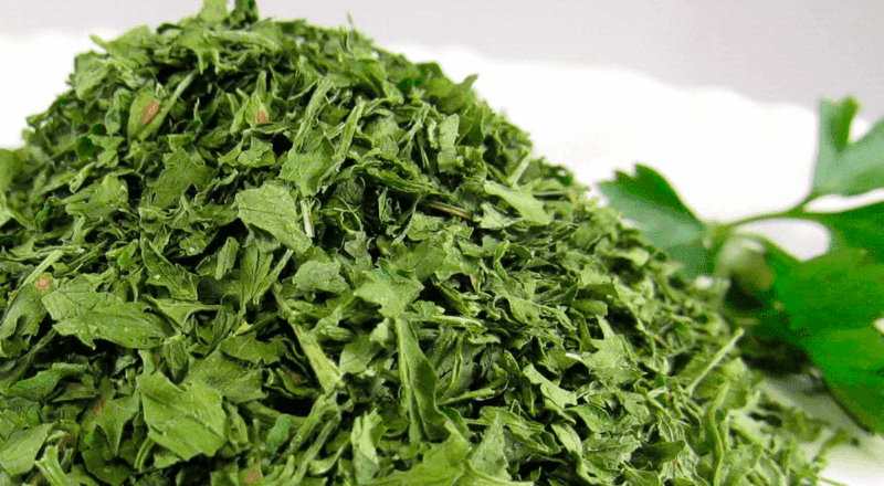 Salsinha desidratada em um pote de vidro