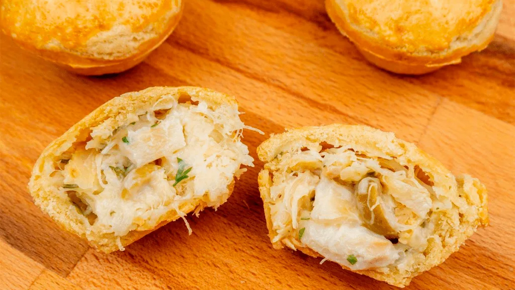 Empadinhas de bacalhau douradas e apetitosas em forminhas.