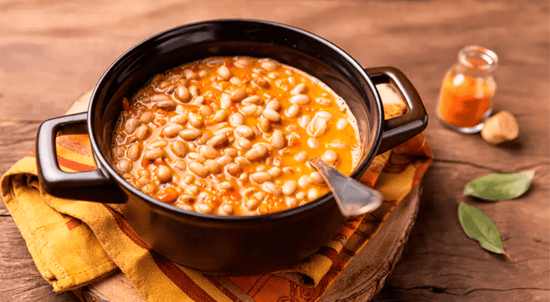 Panela de pressão cozinhando feijão