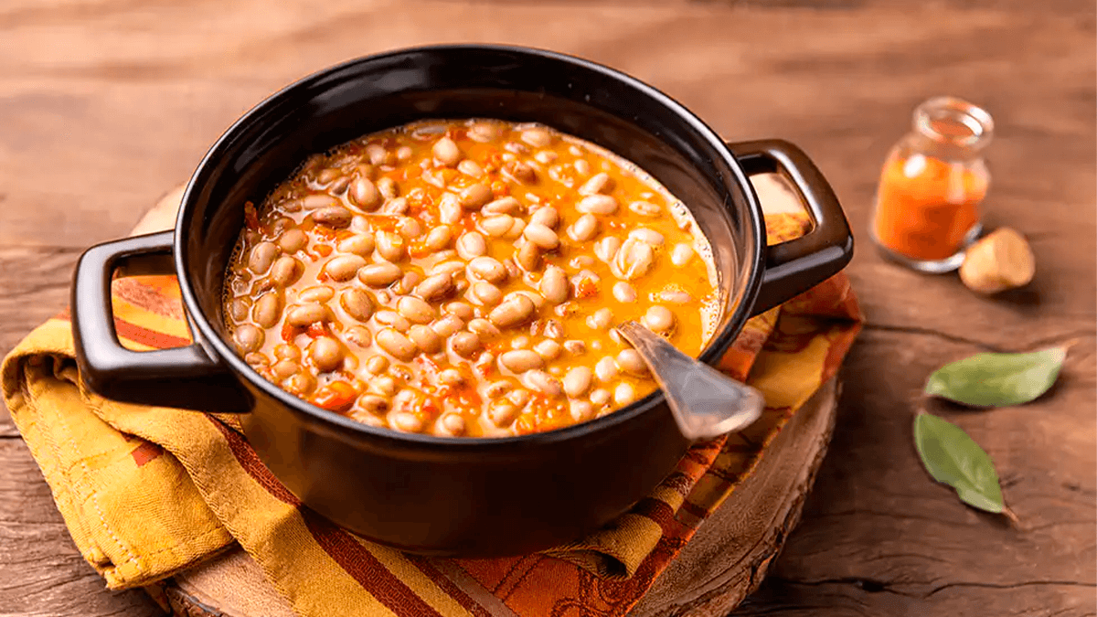 Panela de pressão cozinhando feijão