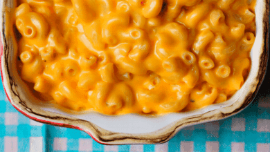 Macarrão com queijo cremoso gratinado, com queijo derretido e cobertura dourada.