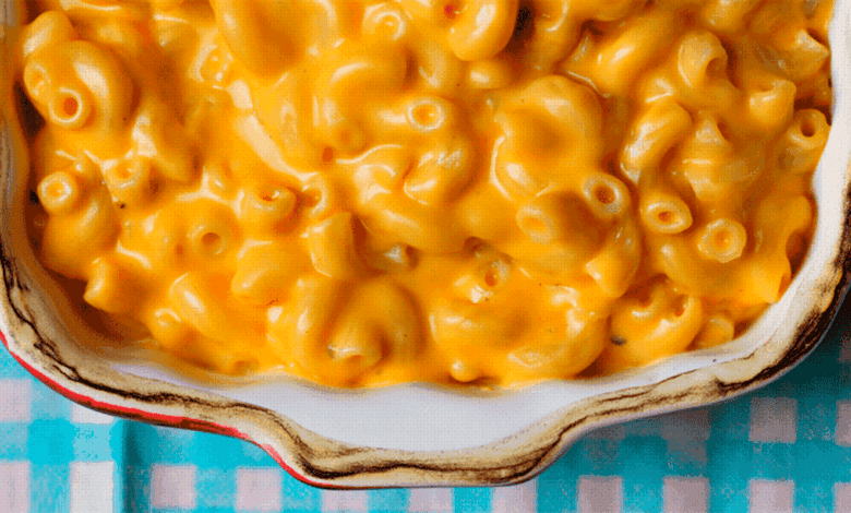 Macarrão com queijo cremoso gratinado, com queijo derretido e cobertura dourada.