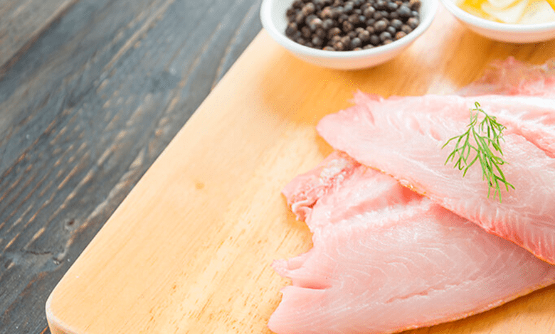 Close-up de um filé de merluza fresco, destacando a questão se merluza tem espinhos