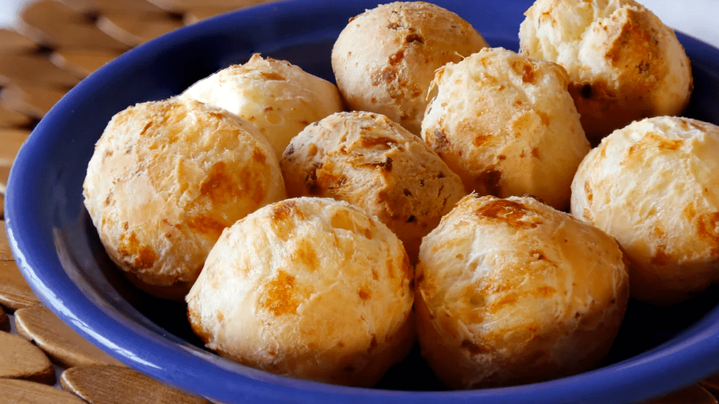 Pão de queijo caseiro quentinho saindo do forno em assadeira.